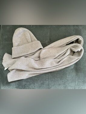 Everlane Cabin Beanie and Scarf Taupe Melange